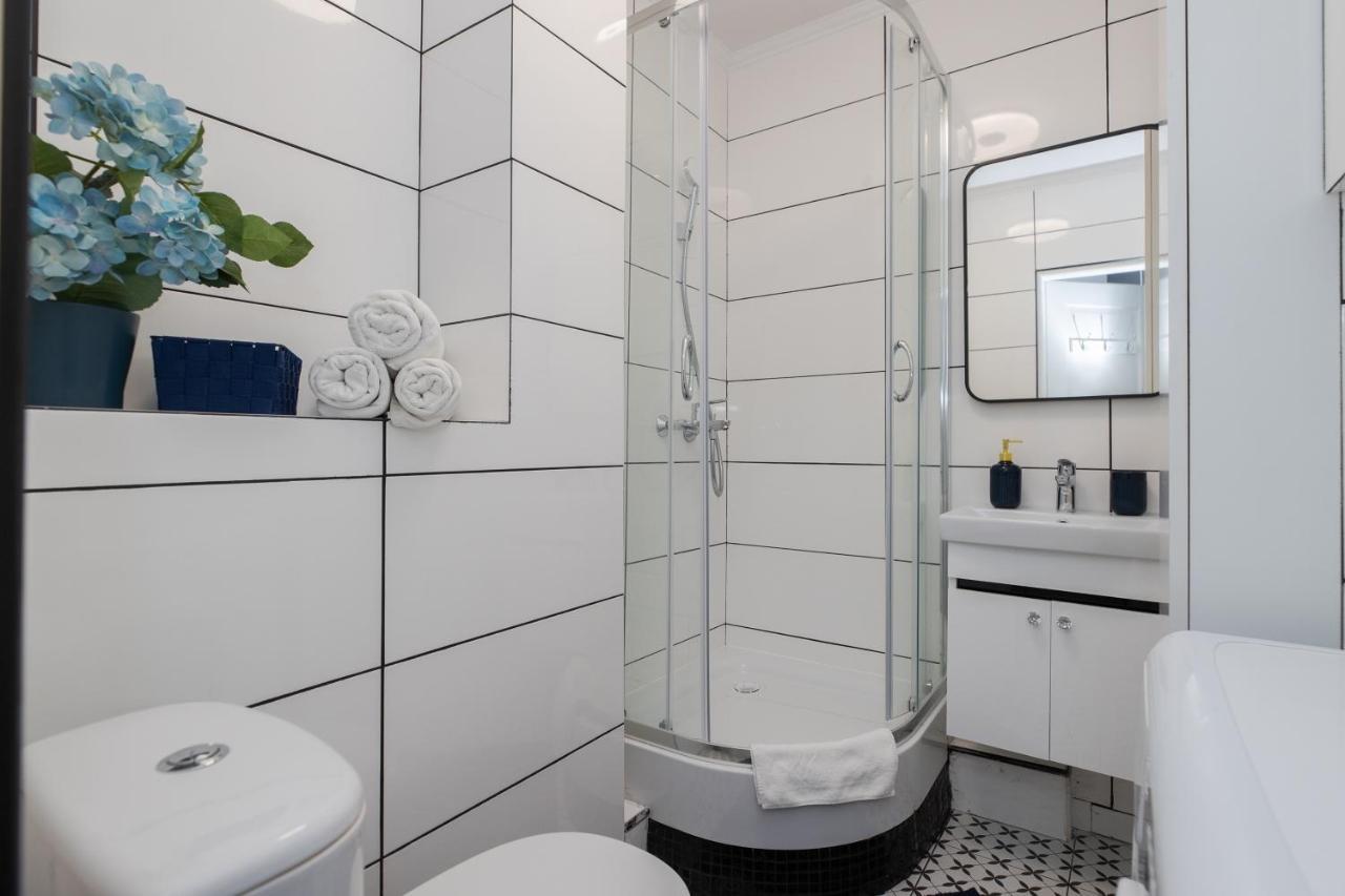 Unitapartaments Short Rent Apartment In Warsaw By Metro Station Rondo Onz Apart With 3Bedrooms 23 Exterior photo