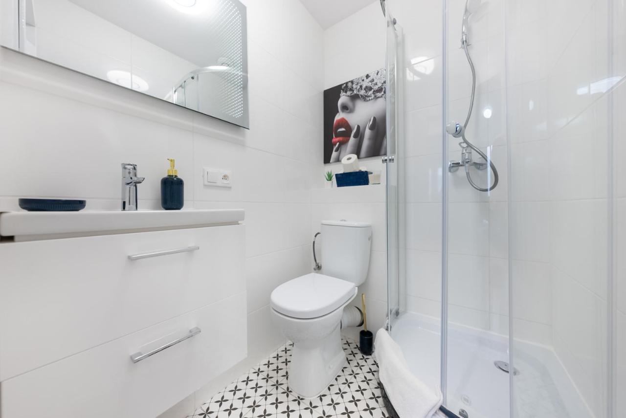 Unitapartaments Short Rent Apartment In Warsaw By Metro Station Rondo Onz Apart With 3Bedrooms 23 Exterior photo
