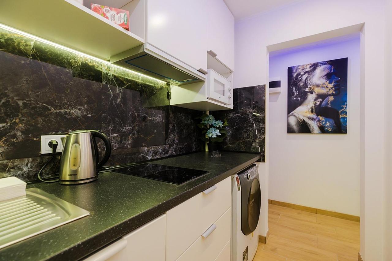 Unitapartaments Short Rent Apartment In Warsaw By Metro Station Rondo Onz Apart With 3Bedrooms 23 Exterior photo